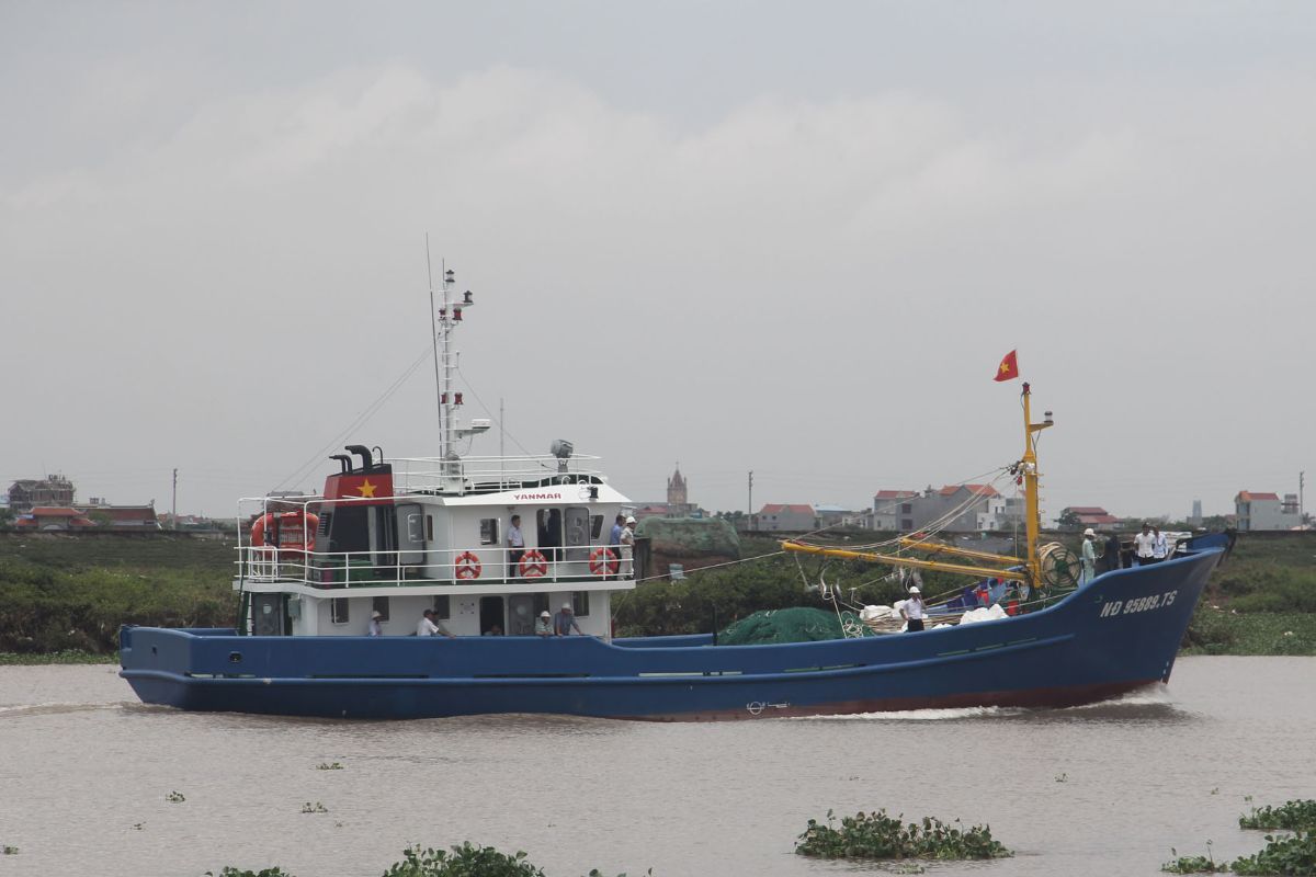 Công ty TNHH MTV Đóng tàu Thịnh Long tiến hành bàn giao tàu cá lưới rê SLR27A(TL26) cho chủ đầu tư Công ty TNHH Khai thác hải sản Bình Minh. Công ty TNHH MTV Đóng tàu Thịnh Long tiến hành bàn giao tàu cá lưới rê SLR27A(TL26) cho chủ đầu tư Công ty TNHH Khai thác hải sản Bình Minh.